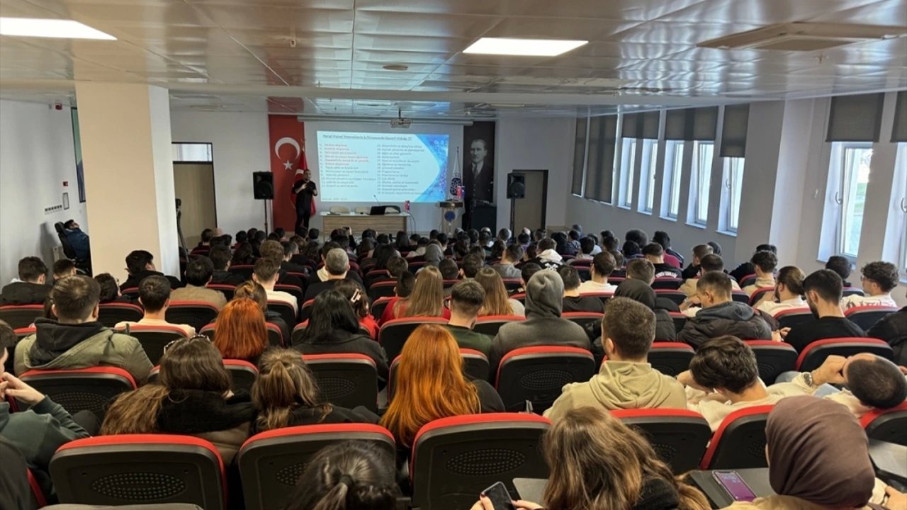 Tekirdağ’da Chatgpt Ve Yapay Zeka Araçlarının Kullanımı Konferansı Gerçekleştirildi