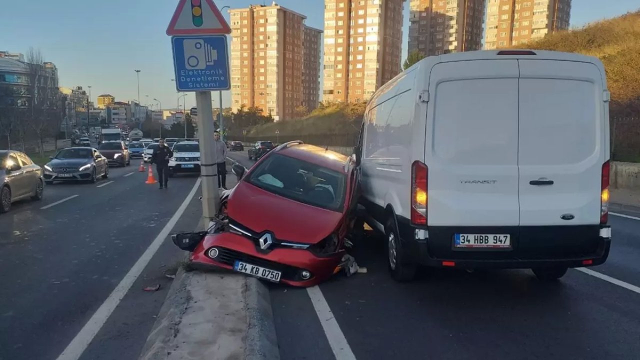 İki Aracın Çarpıştığı Kaza Trafik Yoğunluğu Oluşturdu