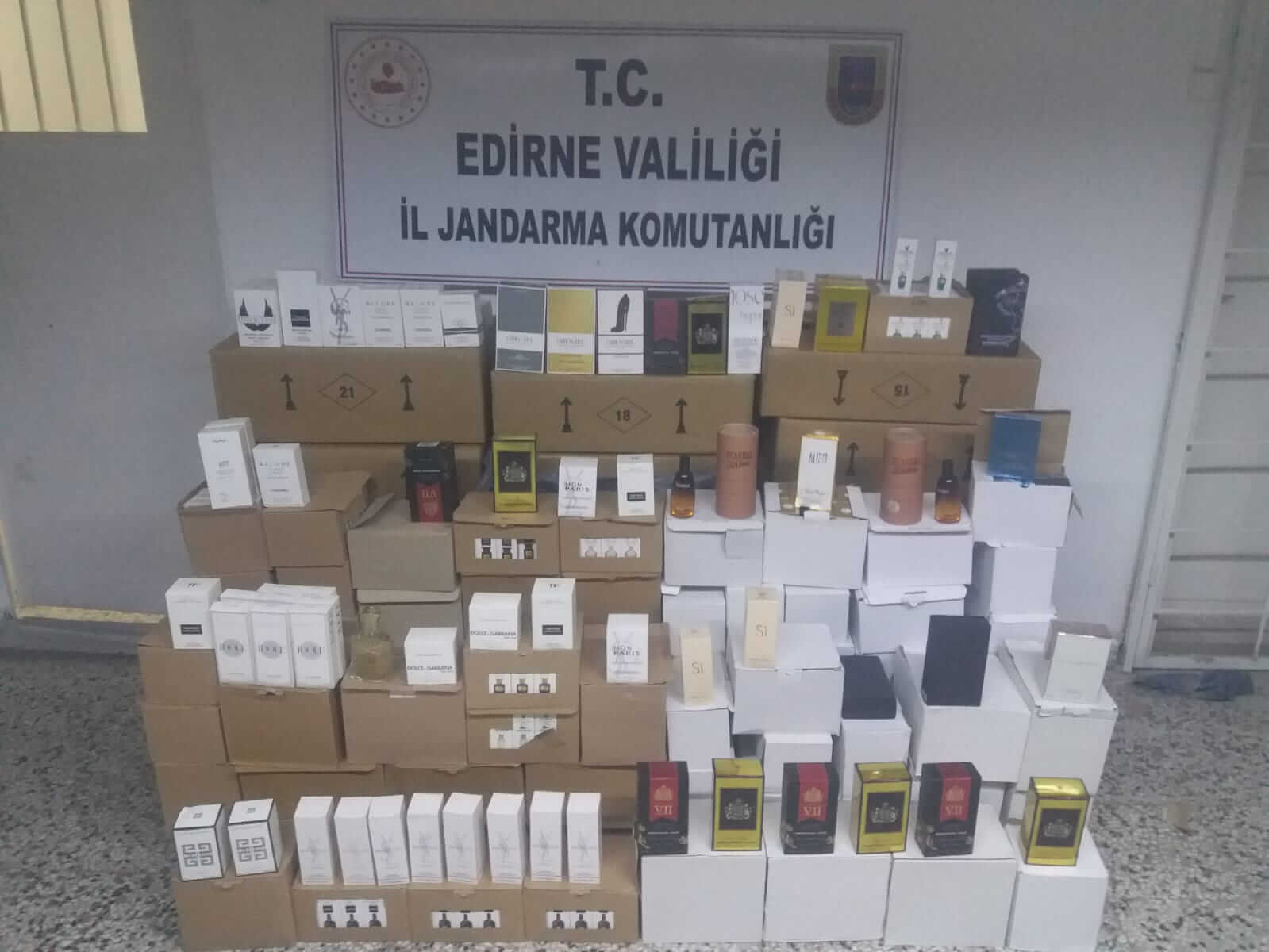 125 bin liralık kaçak parfüm ele geçirildi