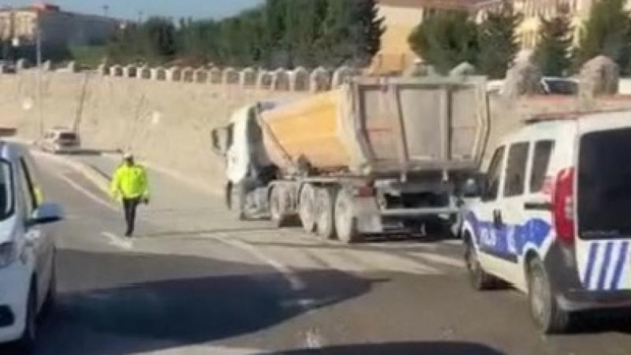 Taşıdığı Sıvı Betonu Dökerek İlerleyen Kamyon Trafikten Men Edildi