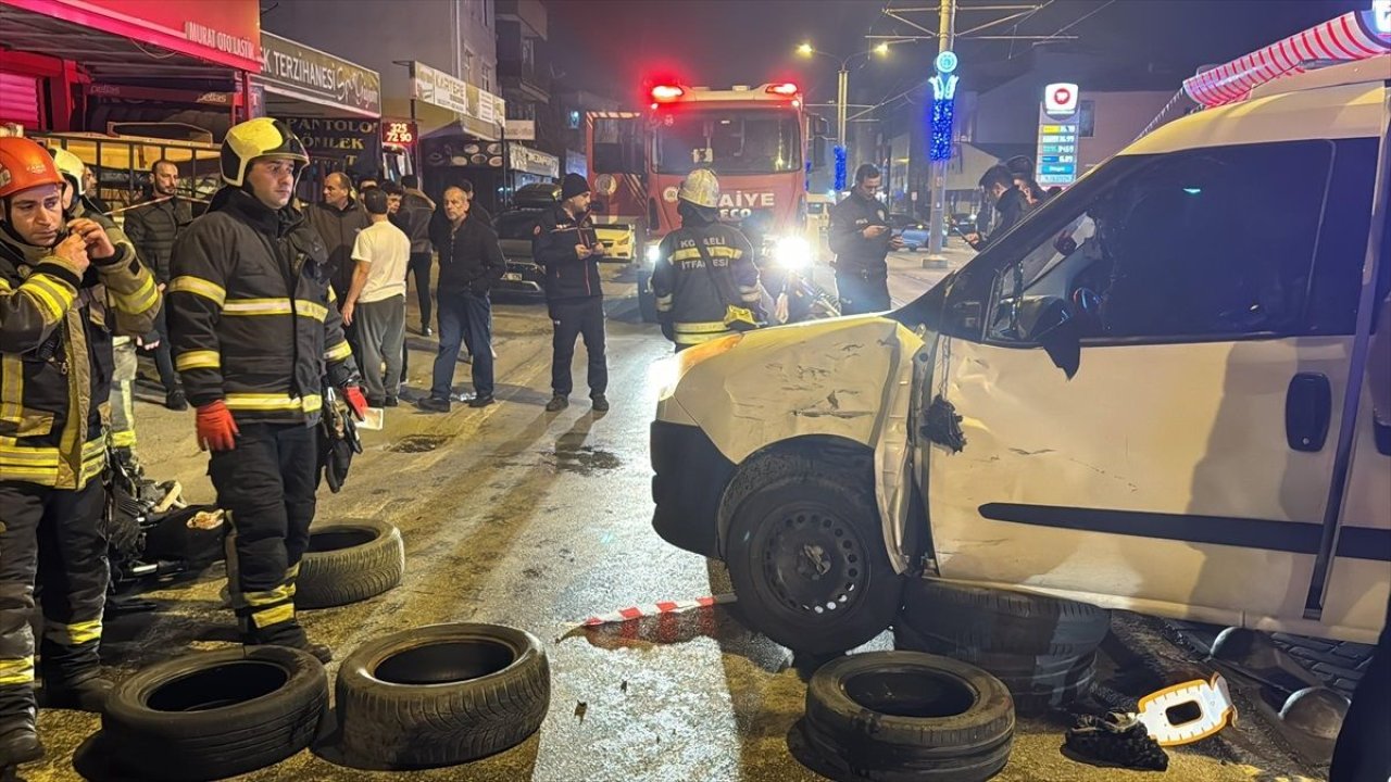 Hafif Ticari Araçla Motosiklet Çarpıştı: 2 Ağır Yaralı