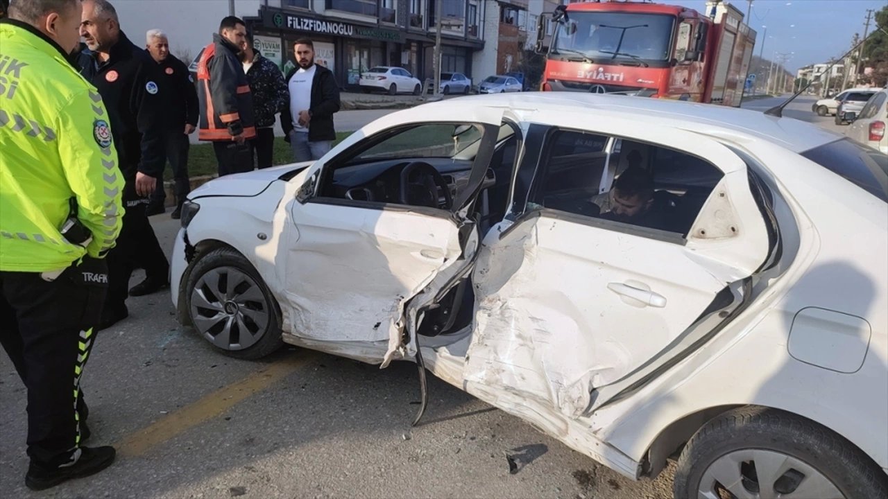 Hafif Ticari Araçla Çarpışan Otomobilin Sürücüsü Yaralandı