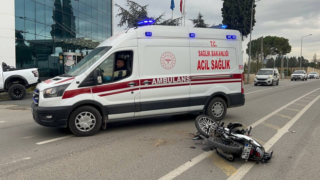 Motosiklet Sürücüsü Hafif Ticari Araçla Çarpıştı