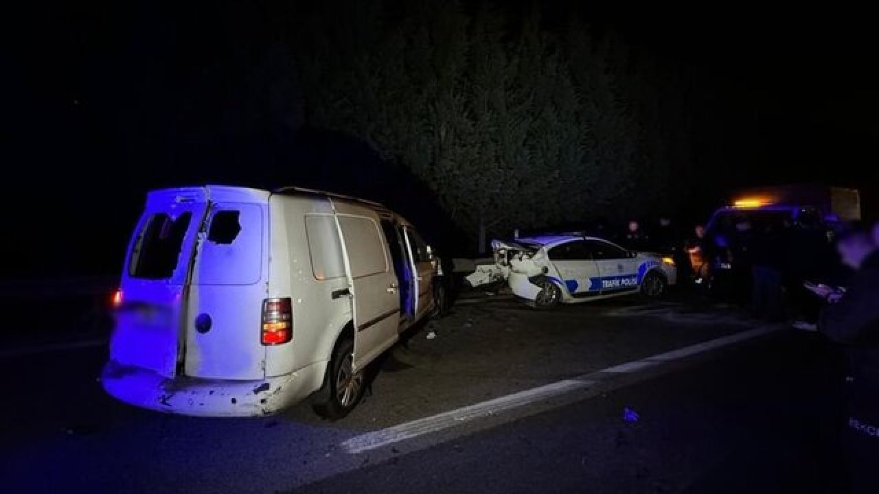 Kaçmaya Çalışan Araç Kaza Yaptı: 4'ü Polis 18 Kişi Yaralandı