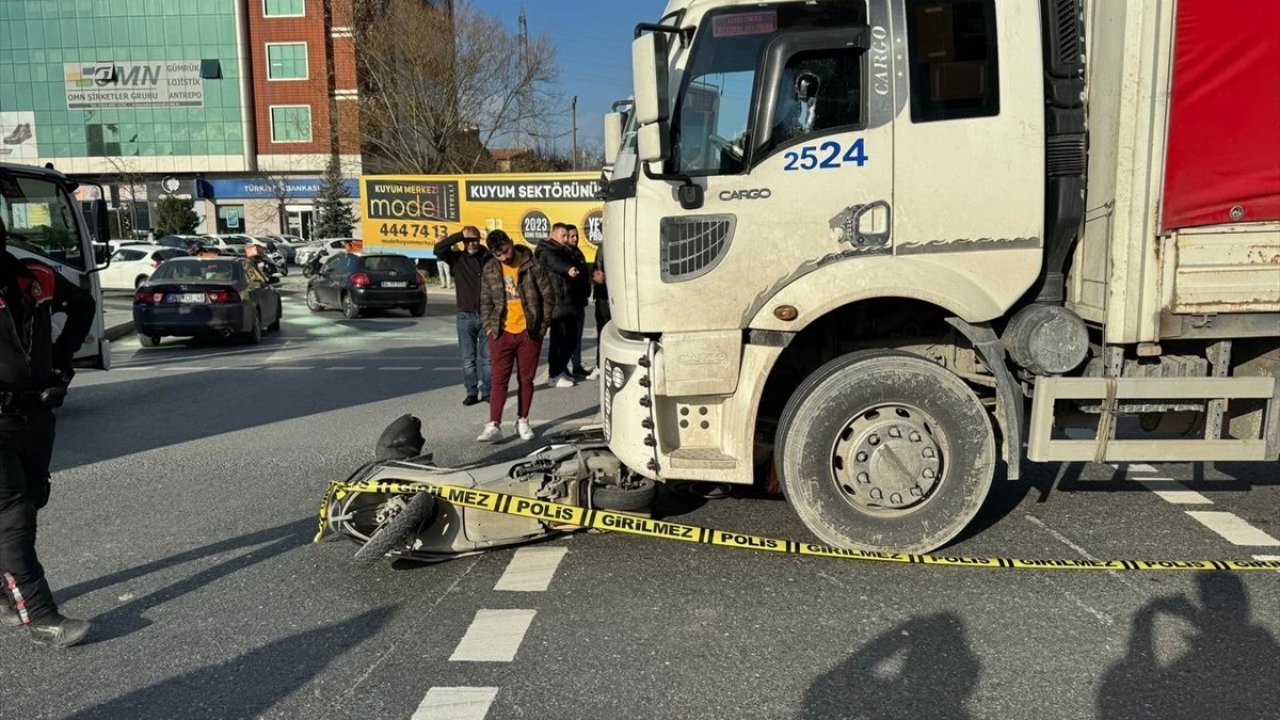 Motosiklet Sürücüsü Kamyonun Altında Kalarak Hayatını Kaybetti