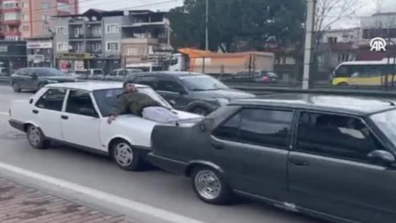 Otomobilin Kaputuna Yatan Kişi Ayaklarıyla Öndeki Aracı İtti