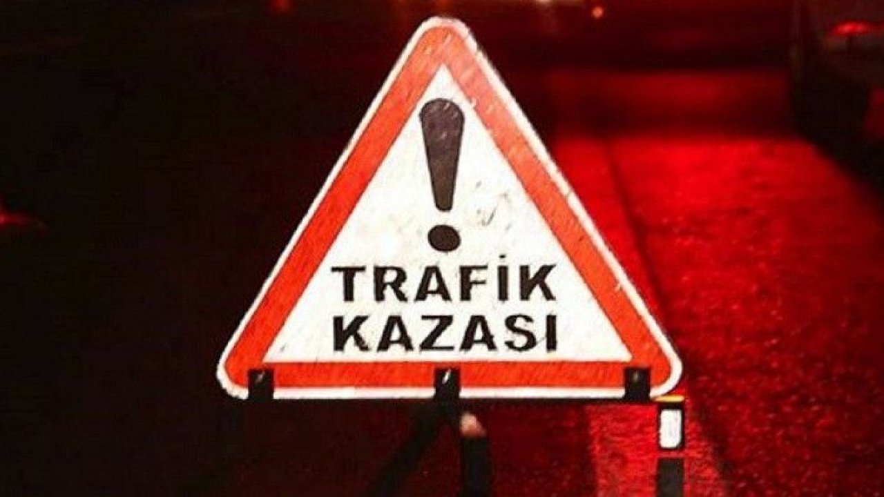 Otomobil Trafik Işığı Direğine Çarptı: 2 Yaralı