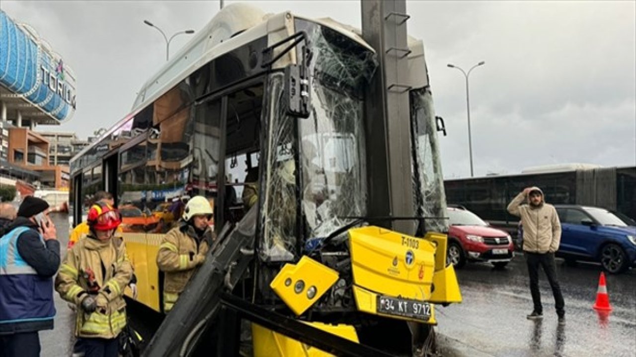 İett Otobüsü Yön Tabelası Direğine Çarptı: 8 Yaralı