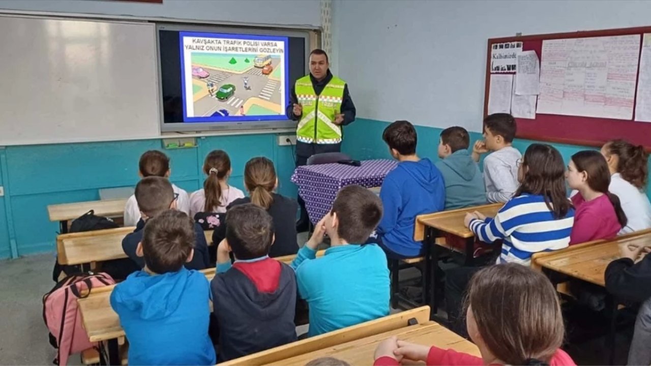 Edirne'de Jandarma Ekiplerinden Öğrencilere Trafik Eğitimi