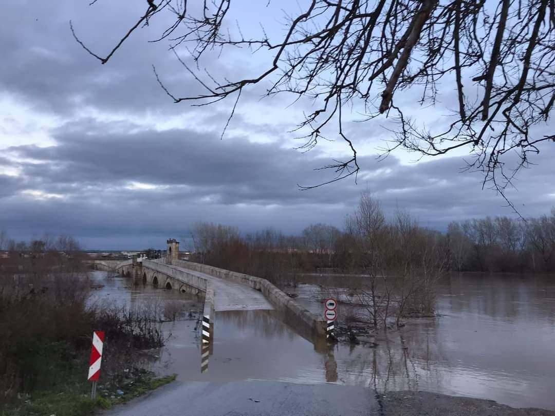 Köprüler trafiğe kapatıldı