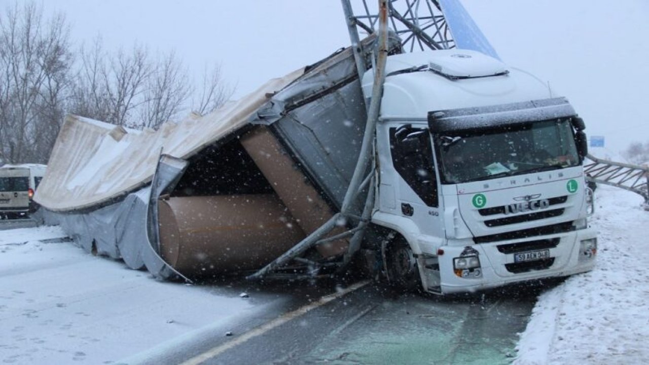 Tekirdağ'da Buzlanma Olunca Tır Devrildi