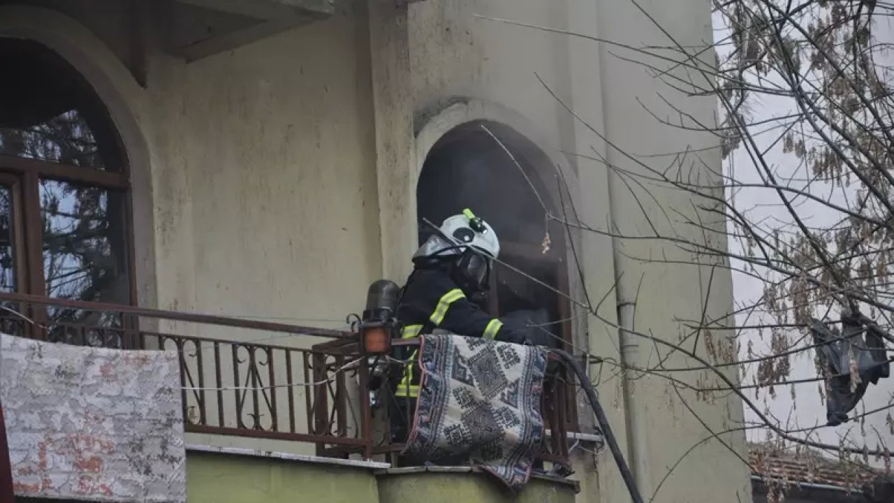 Kırklareli'ndeki Apartman Çatısında Yangın Çıktı