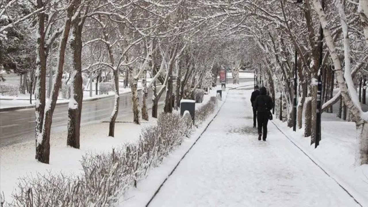 Tekirdağ'da Vatandaşlar Buzlanan Sokakları Tuzladı