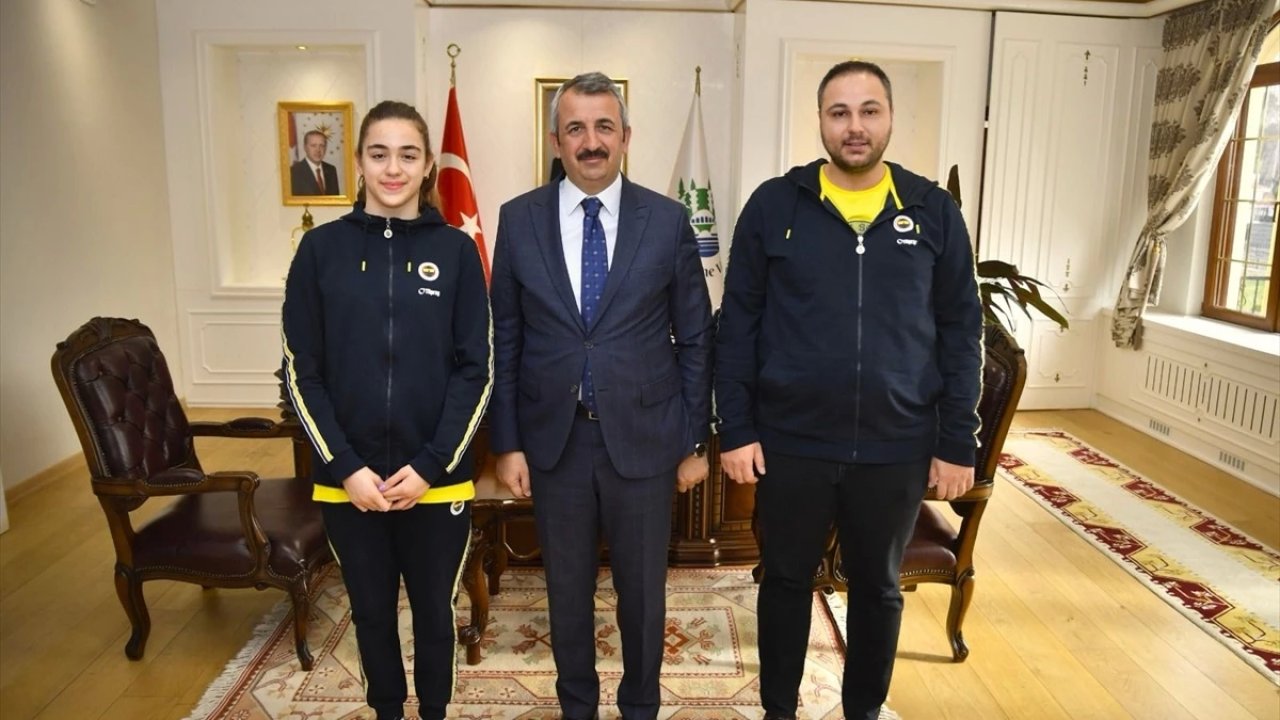 Türkiye Şampiyonu Yüzücü Işık Edirne Valisi Sezer'i Ziyaret Etti