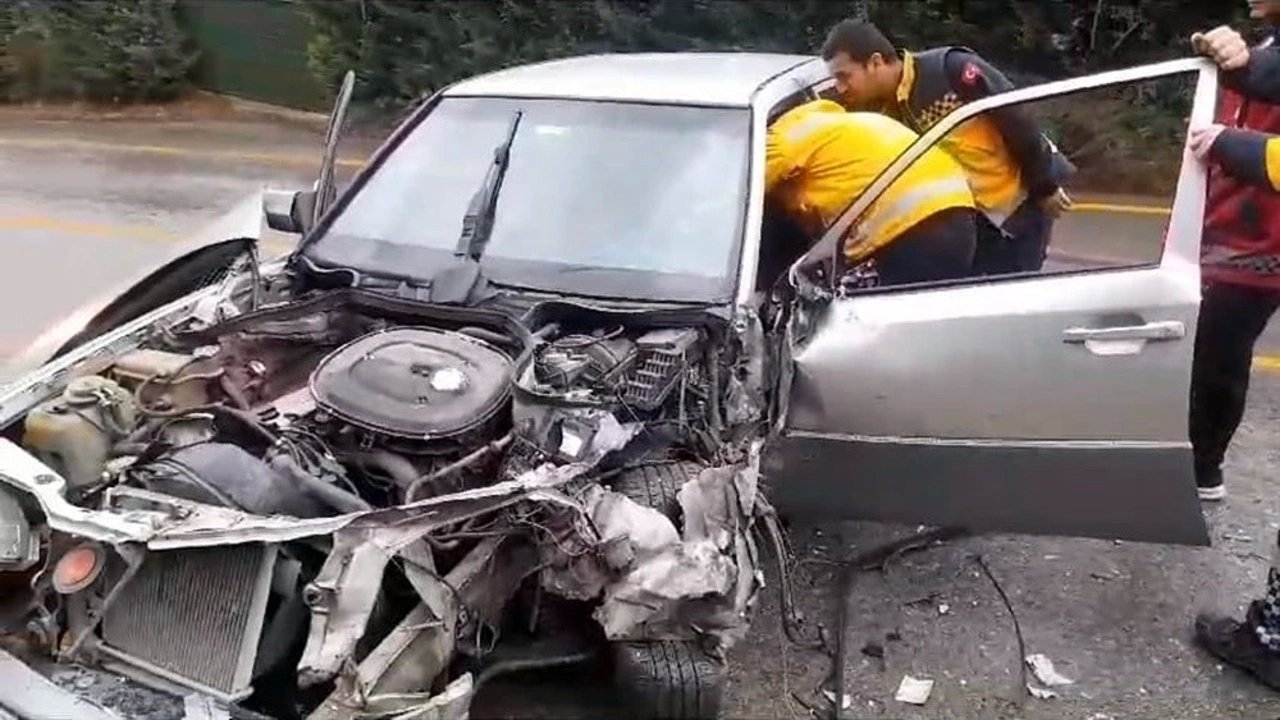 Kamyonetle Çarpışan Otomobilin Sürücüsü Yaralandı