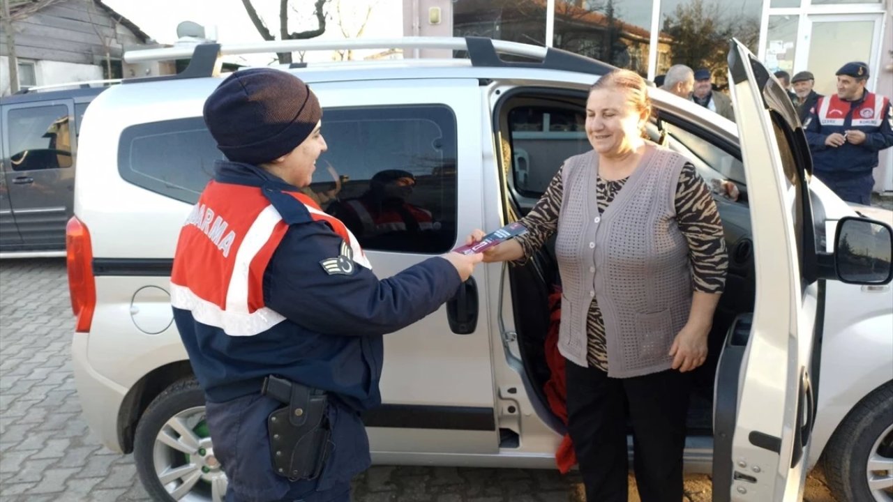 Edirne'de Jandarma Ekipleri Bilgilendirme Faaliyetlerini Sürdürüyor