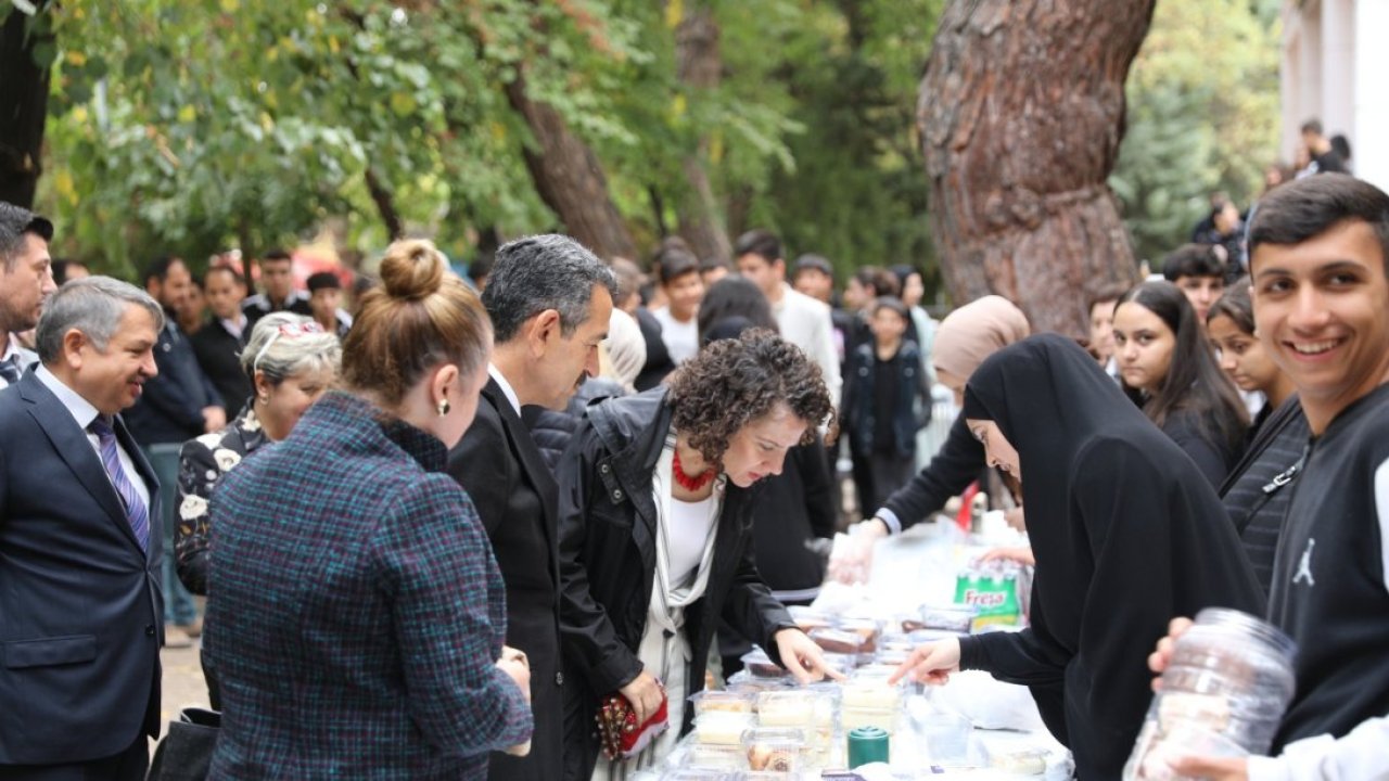 Kırklareli'nde Üniversite Öğrencilerinden Gazze Yararına Kermes