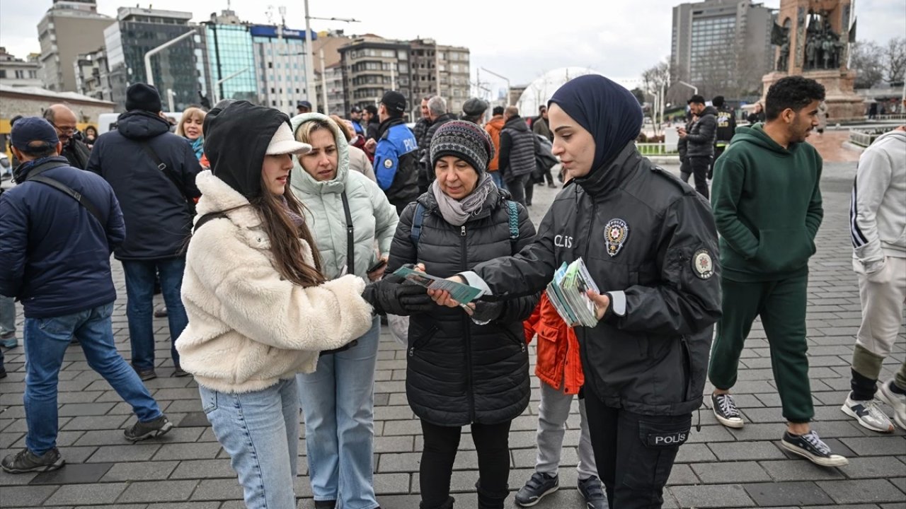 Polis Ekipleri Vatandaşlara Bilgilendirici Broşür Dağıttı