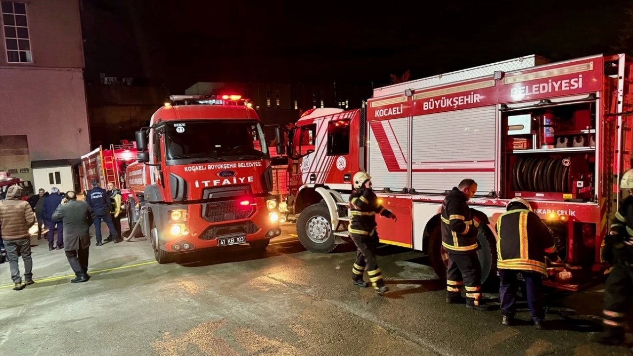 Demir Çelik Fabrikasının Boyahanesinde Çıkan Yangın Söndürüldü