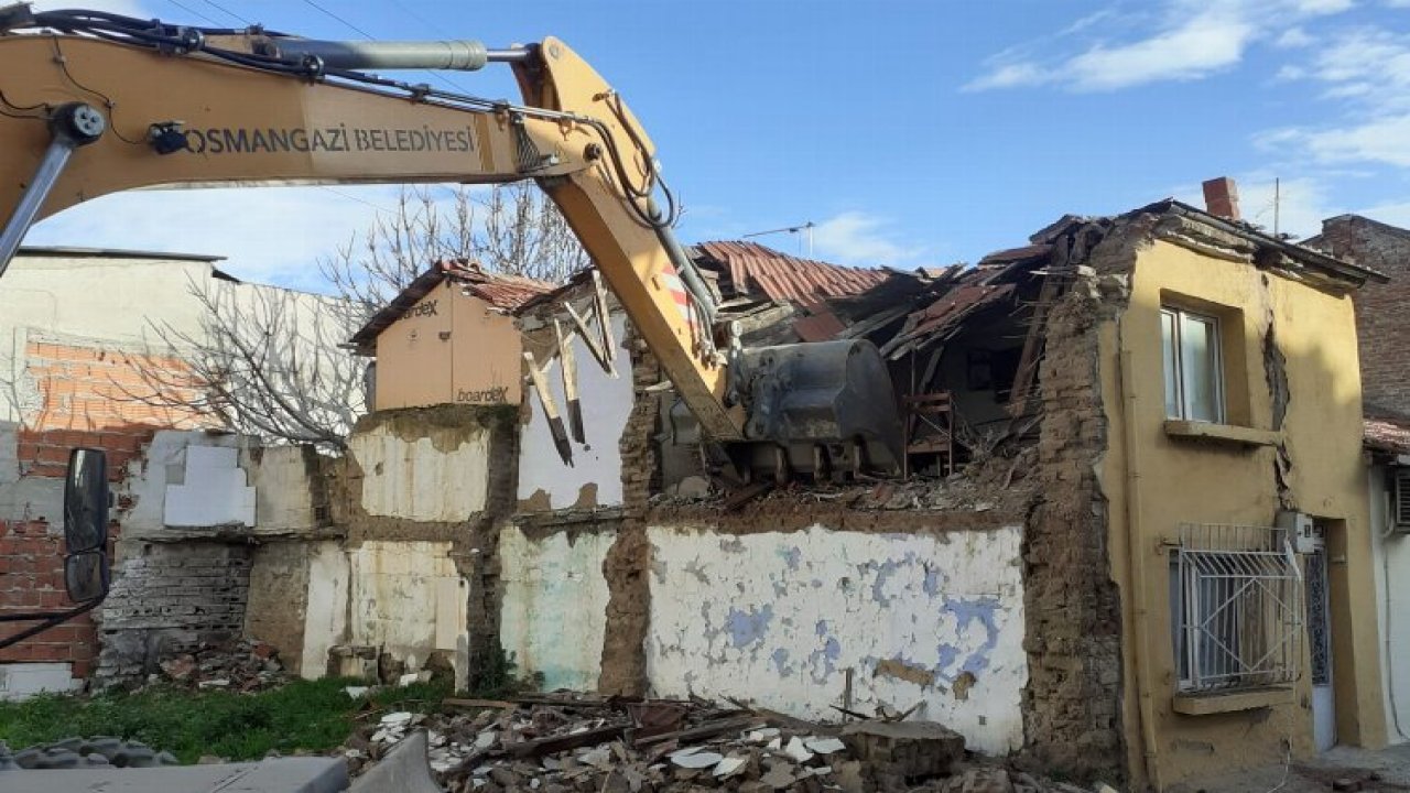 Tehlike Oluşturan Metruk Binaların Yıkımını Sürdürüyor