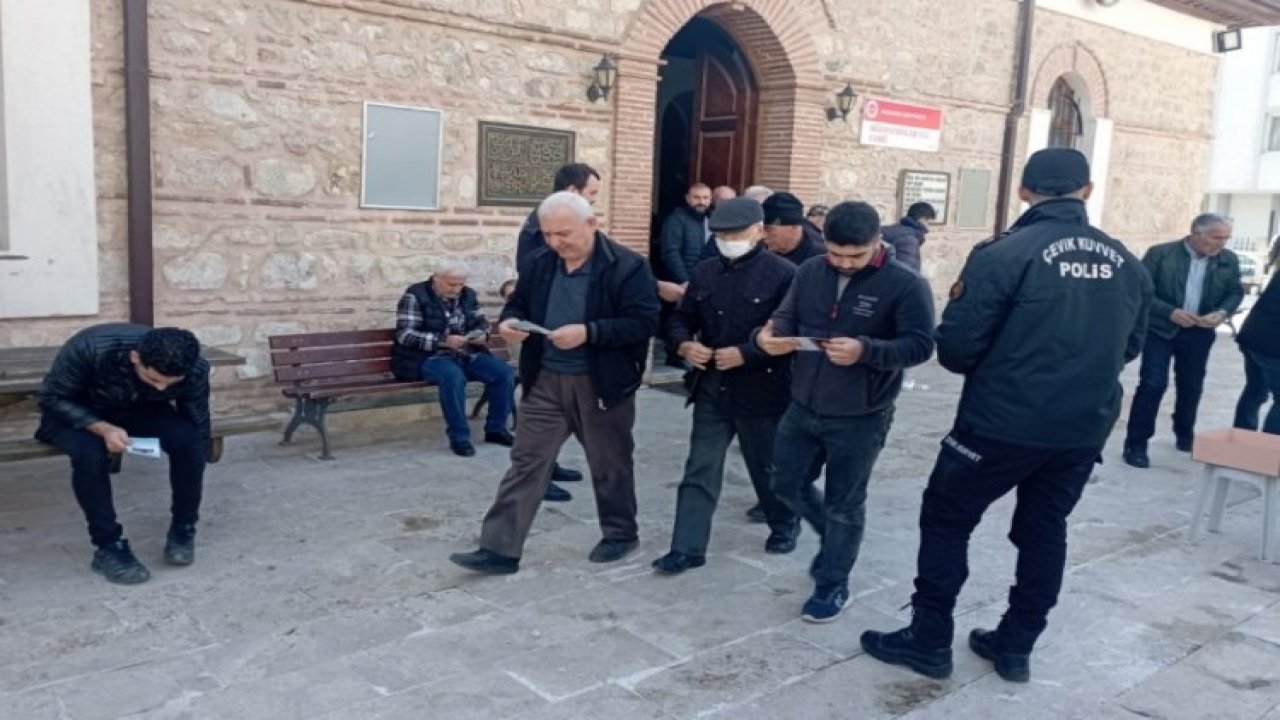 Polis Ekipleri Hırsızlık Ve Dolandırıcılığa Karşı Vatandaşlara Broşür Dağıttı