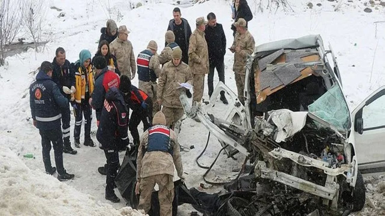 Cezaevi Aracı İle Hafif Ticari Araç Çarpıştı: 1 Ölür 9 Yaralı