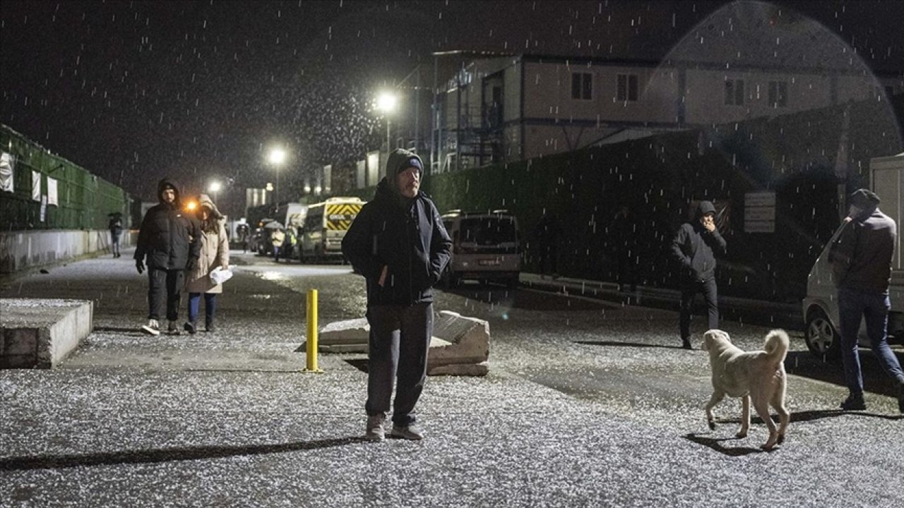 Kar Bazı Cadde Ve Sokakları Beyaza Bürüdü