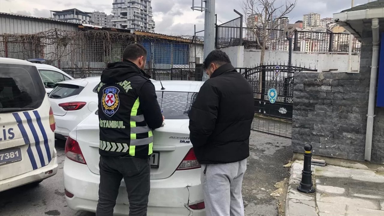 Sürücüsüyle Tartıştığı Otomobilin Aynasını Kıran Motosikletliye Ceza