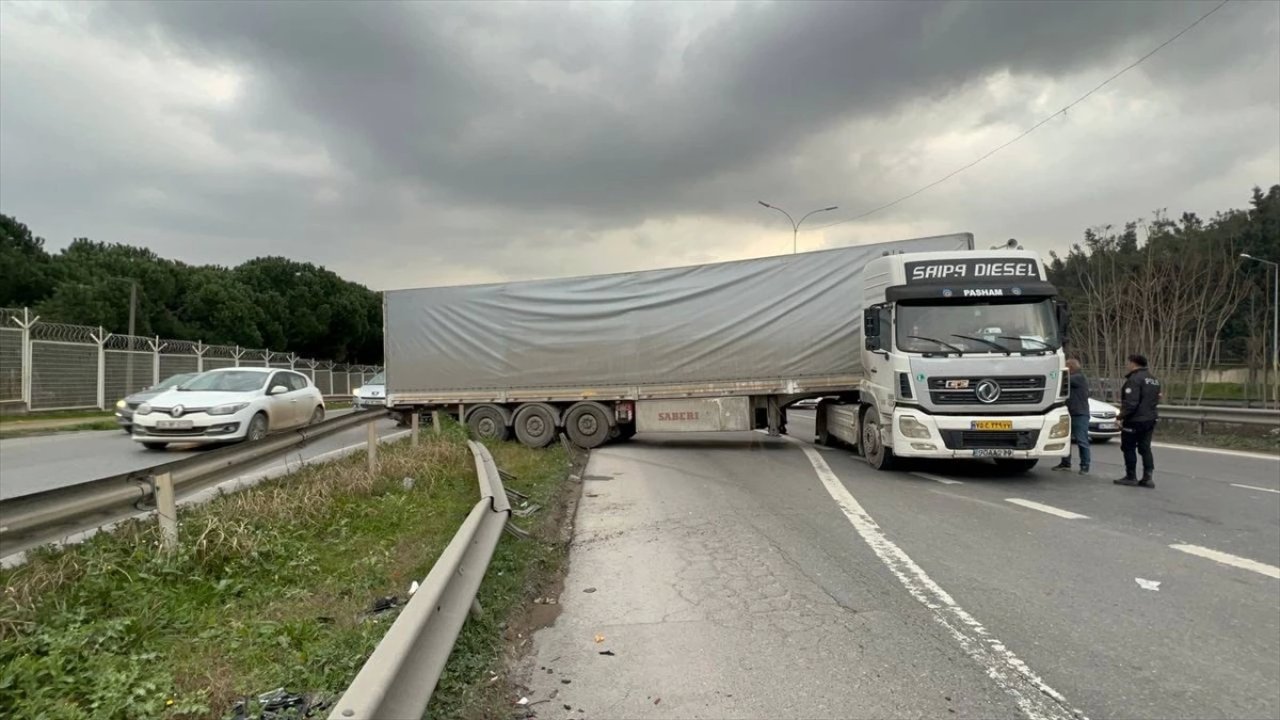 Freni Arızalanınca Geri Kayan Tır Araçlara Çarparak Durdu