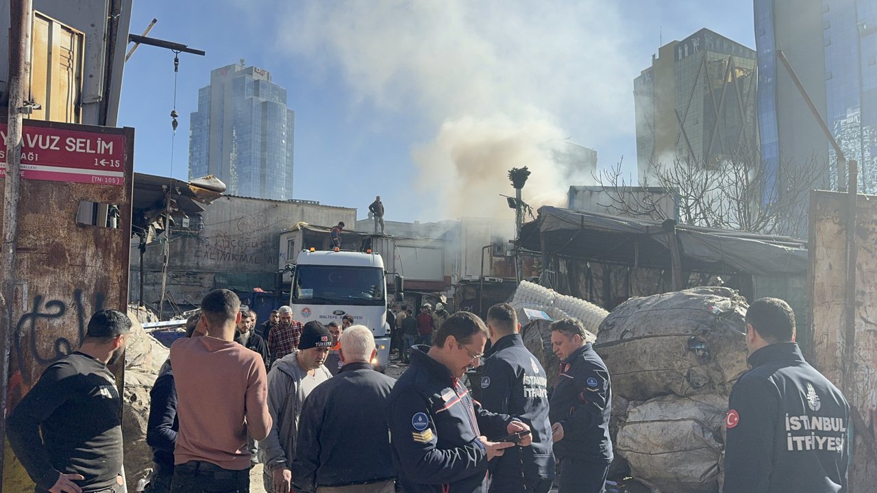 Maltepe'de Geri Dönüşüm Deposunda Çıkan Yangın Söndürüldü