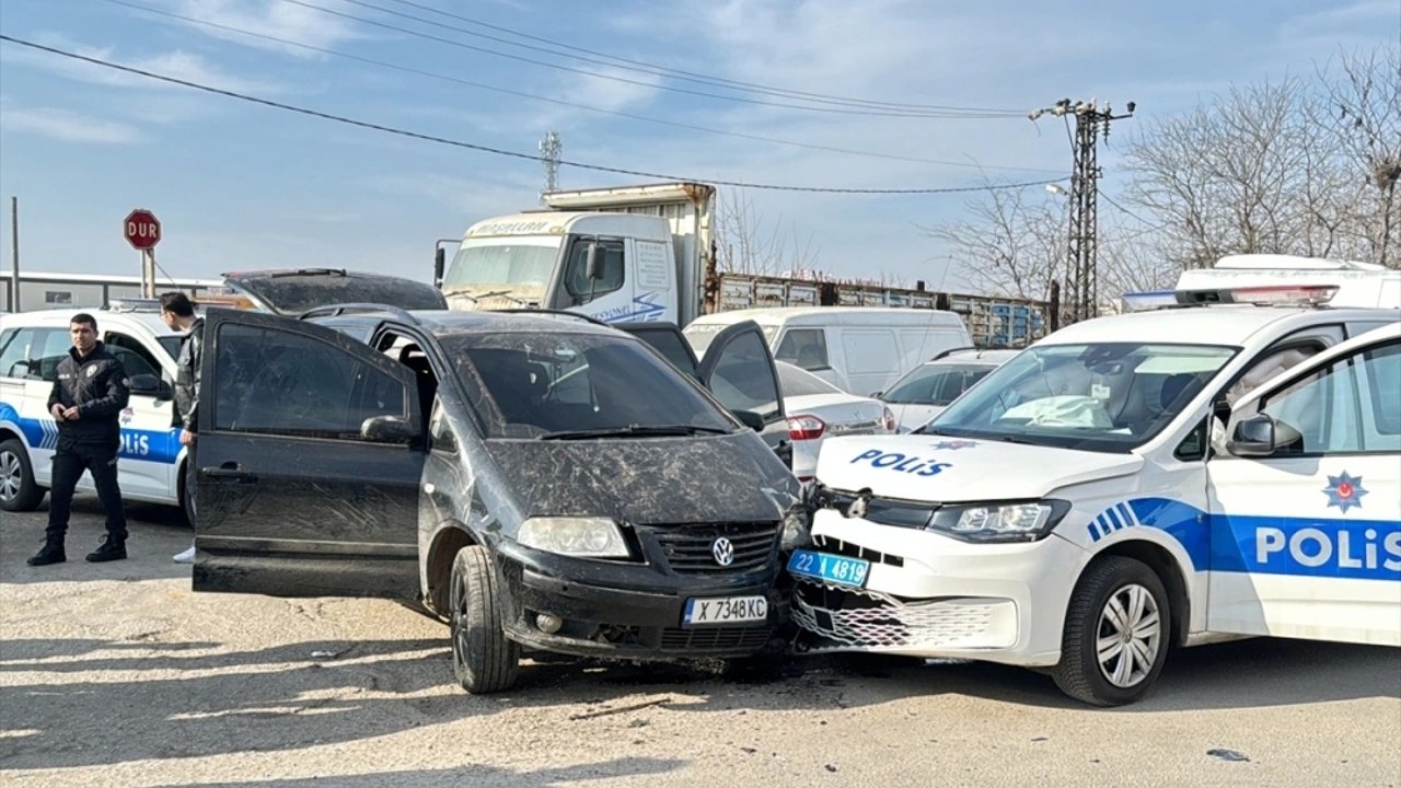 Edirne'de Kaçmaya Çalıştığı Aracıyla Çarptığı Ekip Otosundaki İki Polis Yaralandı