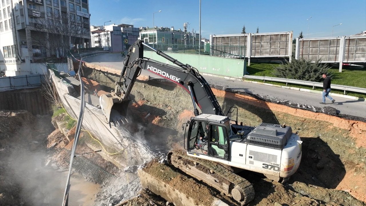 İnşaattaki Temel Kazısı Nedeniyle Çöken Kara Yolunda Çalışma Başladı