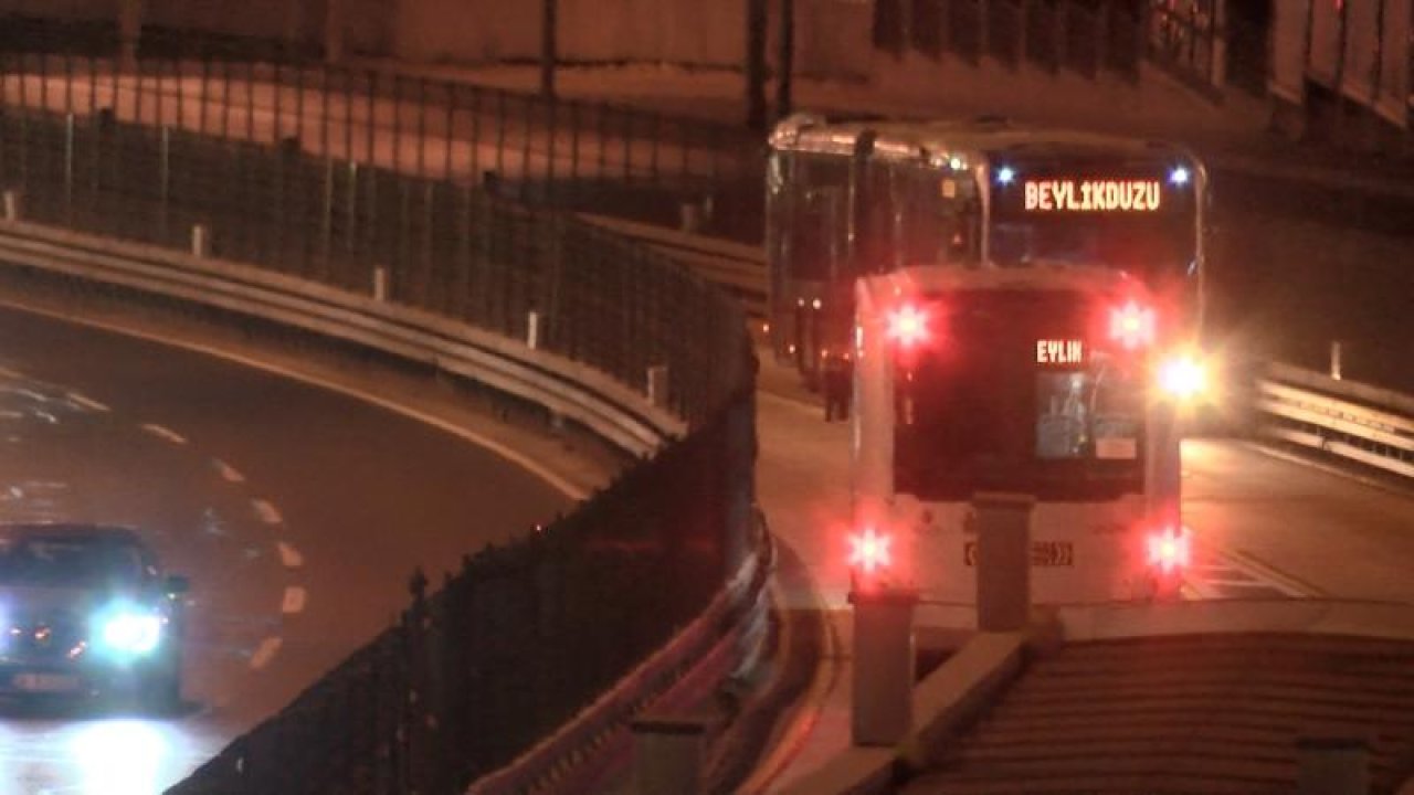 Trafik Kazasında Metrobüs Sürücüsü Yaralandı