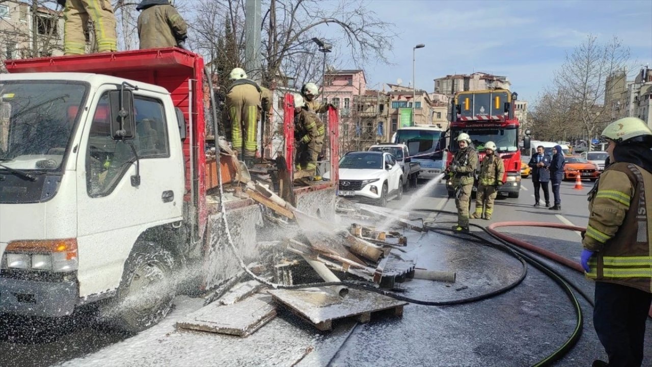 Park Halindeki Kamyonette Çıkan Yangın Söndürüldü