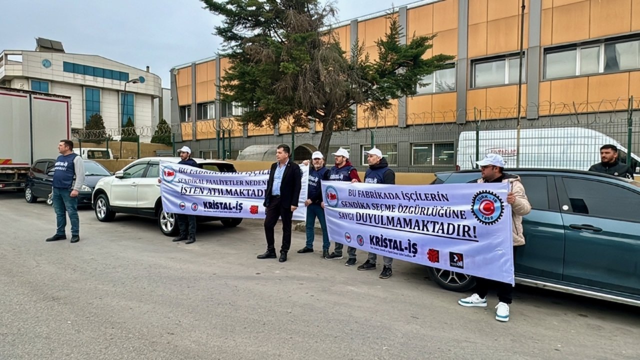 Sendika Üyeliği Nedeniyle İşten Çıkarıldığını İddia Eden İşçilerden Protesto