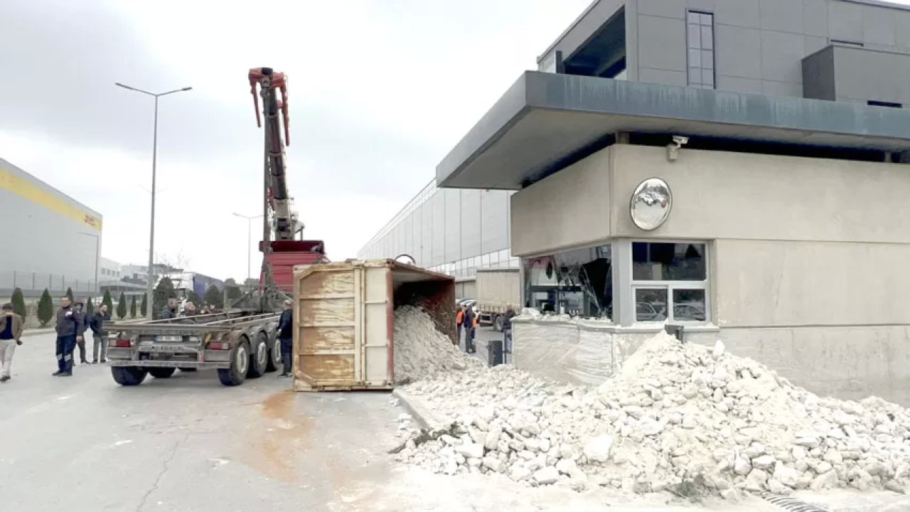 Hafriyat Kamyonu Güvenlik Binasına Çarptı: 3 Kişi Yaralandı