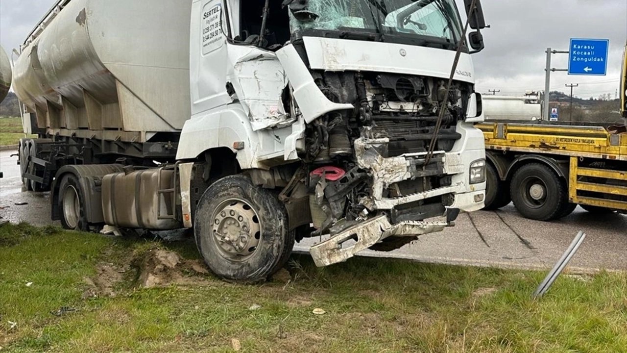 İki Tankerin Çarpıştığı Kaza Hasara Yol Açtı