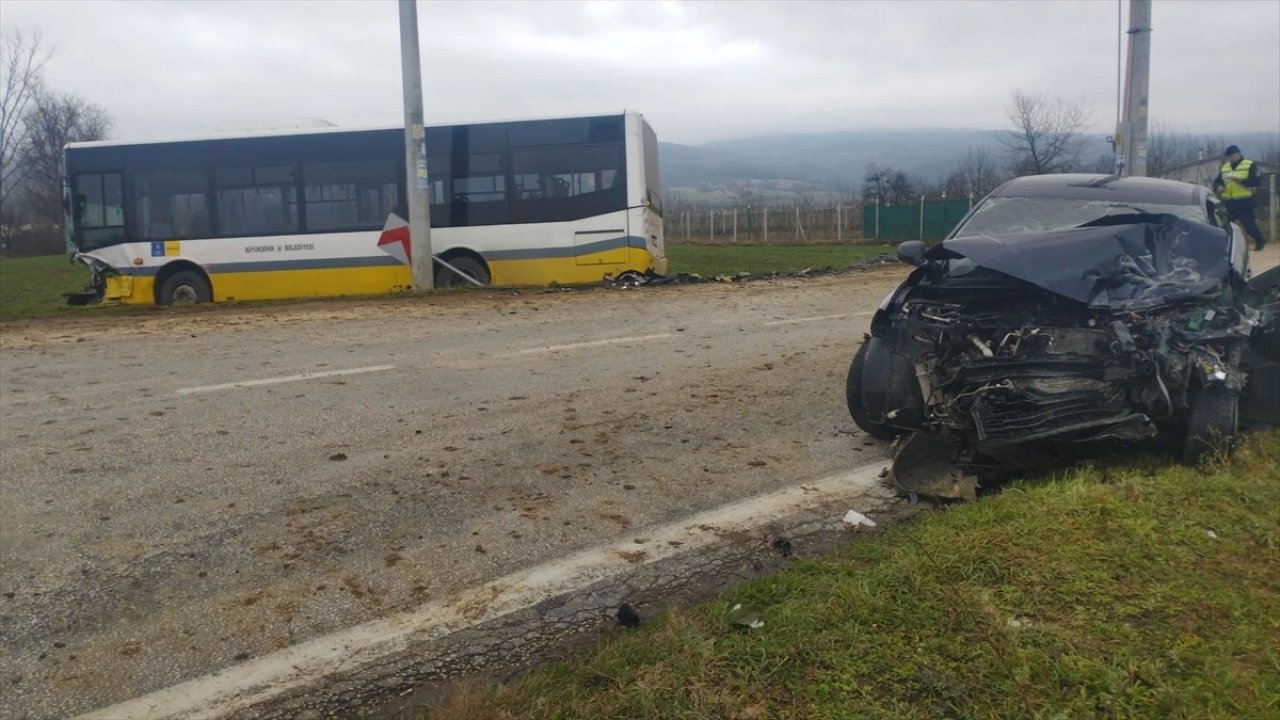 Feci Kazada Halk Otobüsüyle Otomobil Çarpıştı