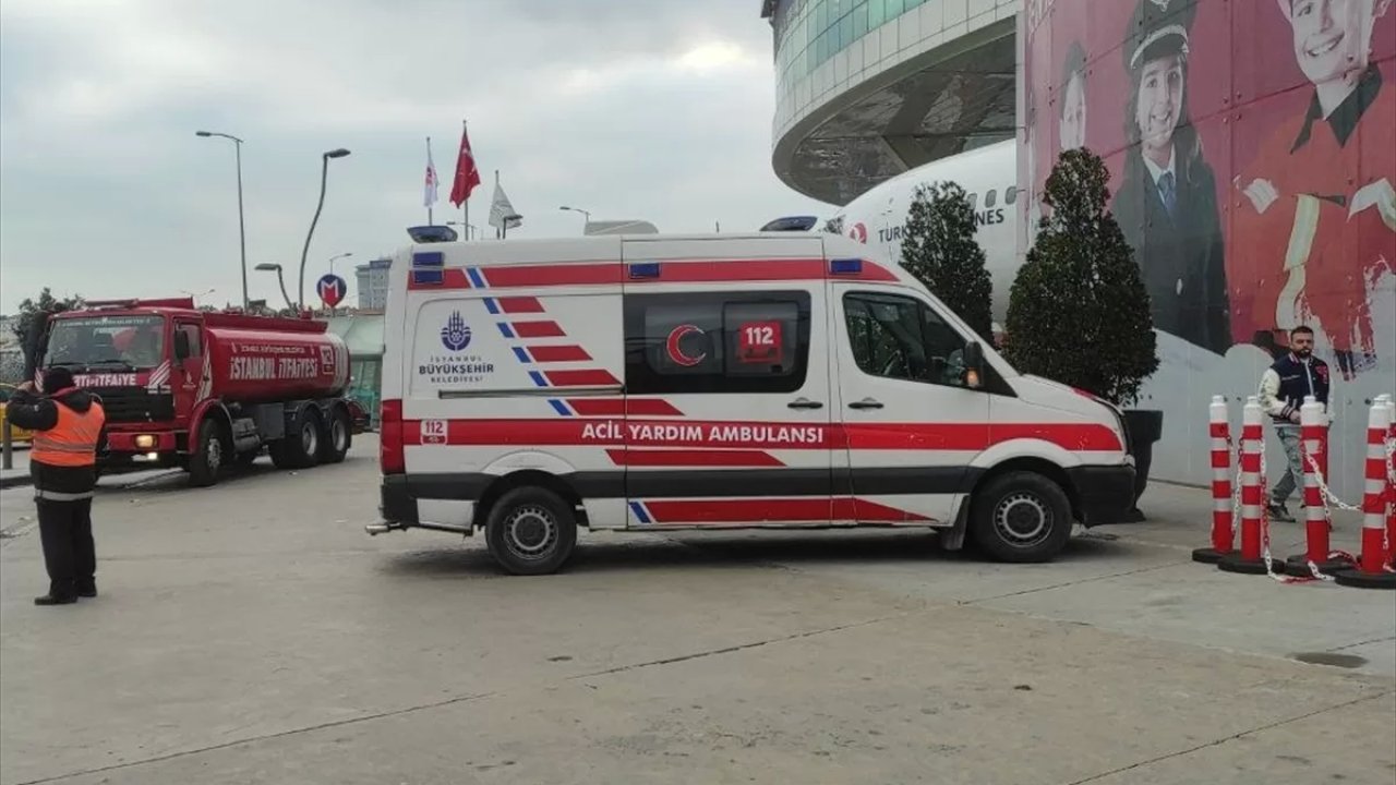 Üsküdar'da Rezidansın Otoparkındaki Araçta Çıkan Yangın Söndürüldü