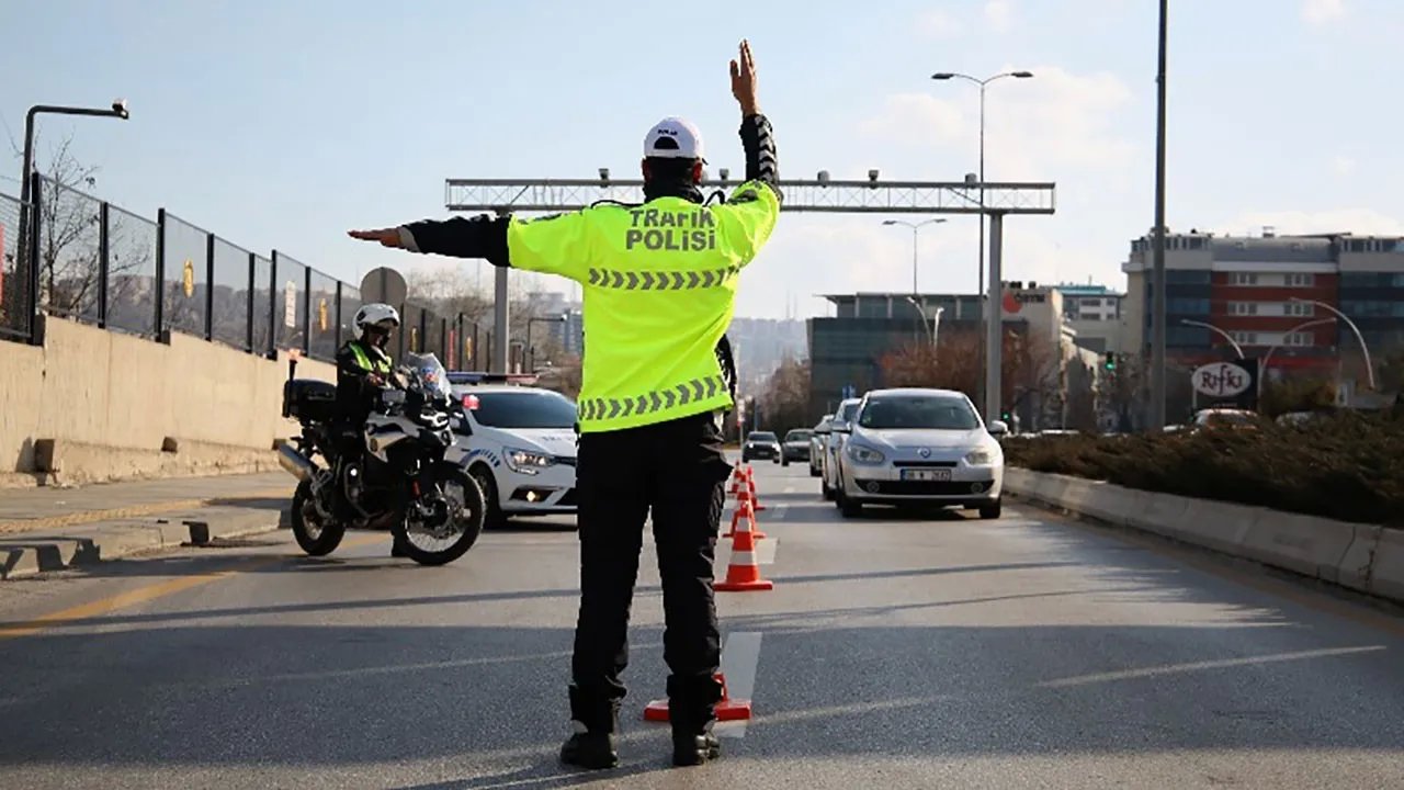 Polisten Kaçmaya Çalışan Ehliyetsiz Motosiklet Sürücüsüne Para Cezası