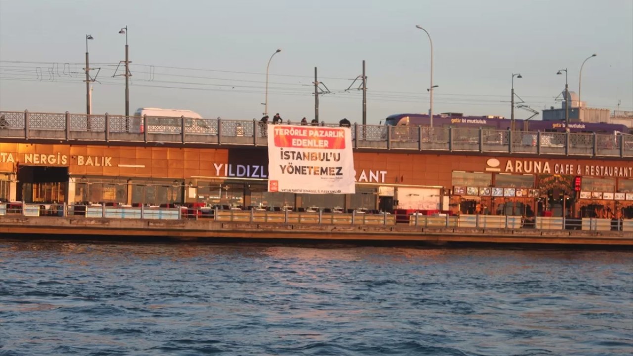 Galata Köprüsü'ne "Terörle Pazarlık Edenler İstanbul'u Yönetemez" Pankartı Asıldı
