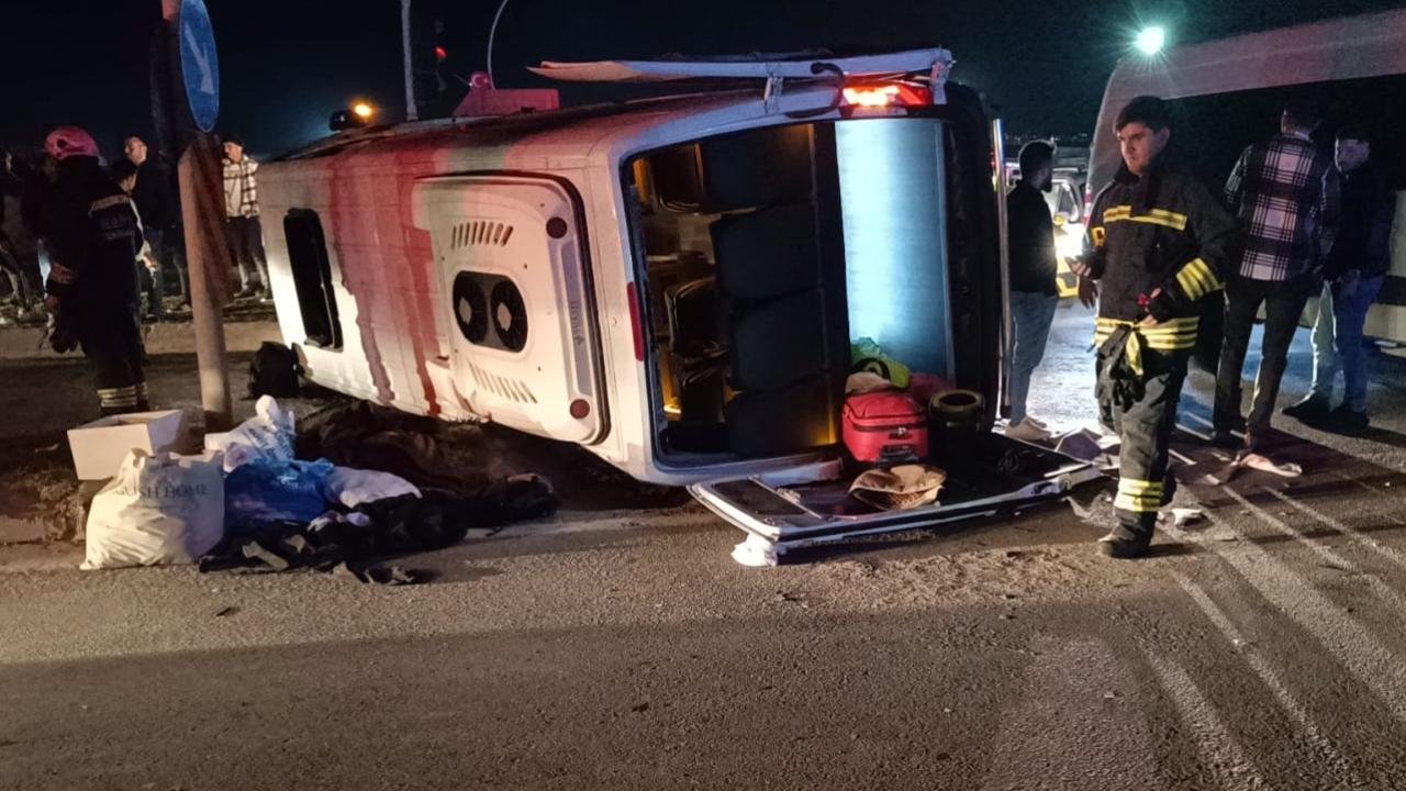 Tekirdağ'da Yolcu Minibüsü İle Otomobil Çarpıştı: 15 Kişi Yaralandı