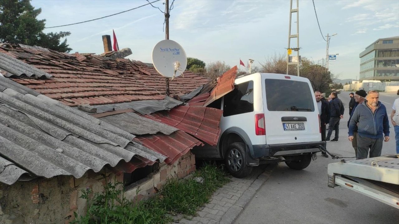 Hafif Ticari Aracın Çarptığı Evde Hasar Oluştu