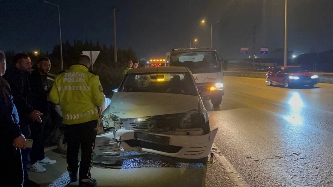 Kazada İki Otomobil Çarpıştı: 2 Kişi Yaralandı