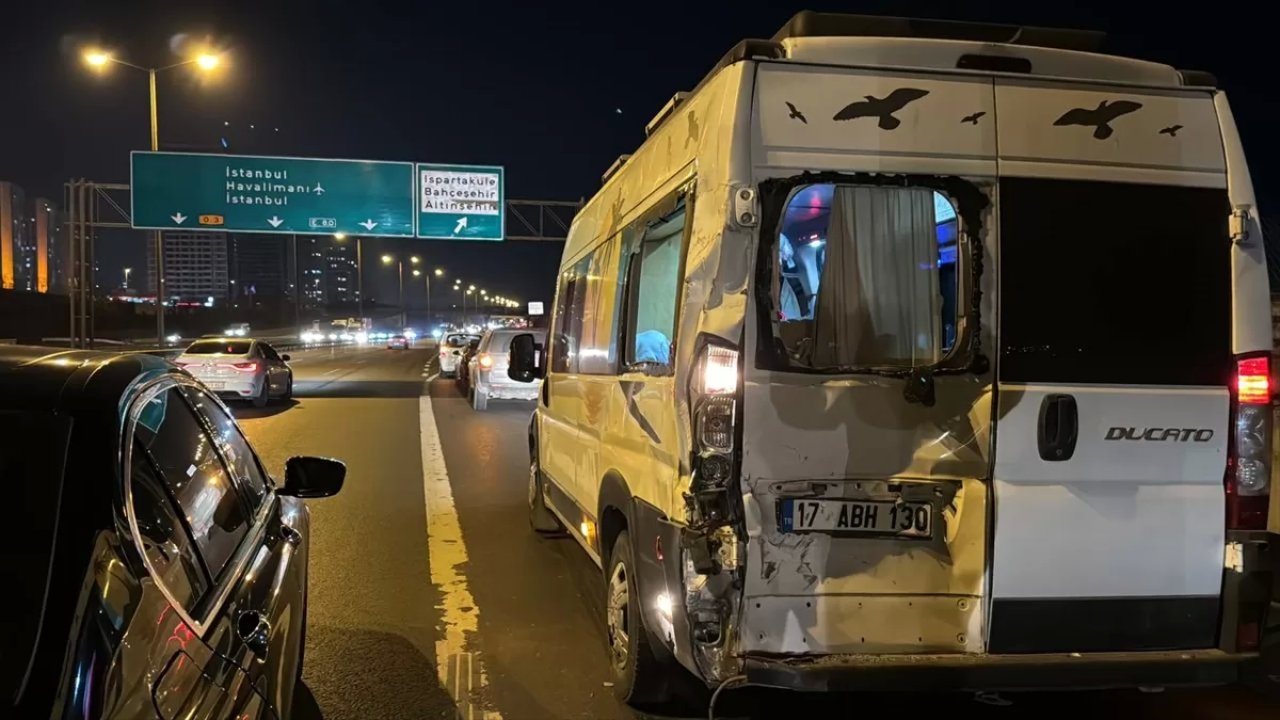 Minibüsle Çarpışan Panelvanın Sürücüsü Yaralandı