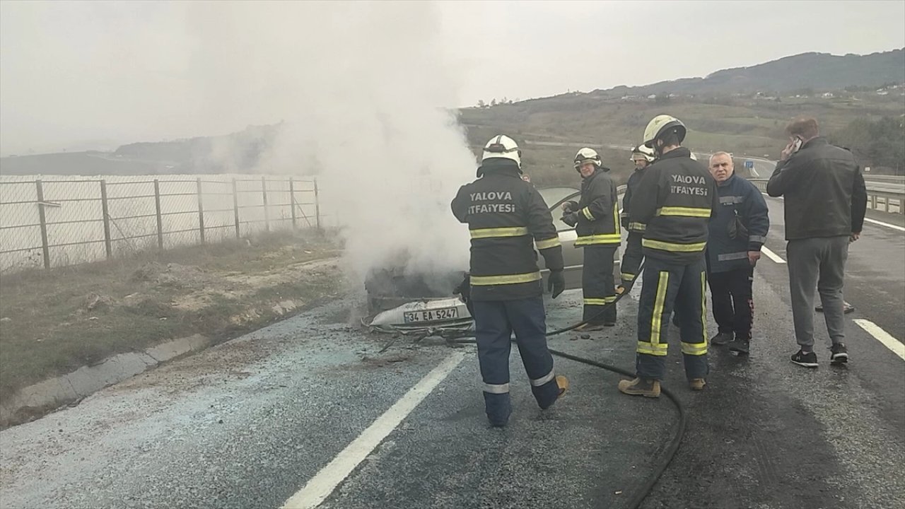 Seyir Halindeki Otomobilde Çıkan Yangın Söndürüldü