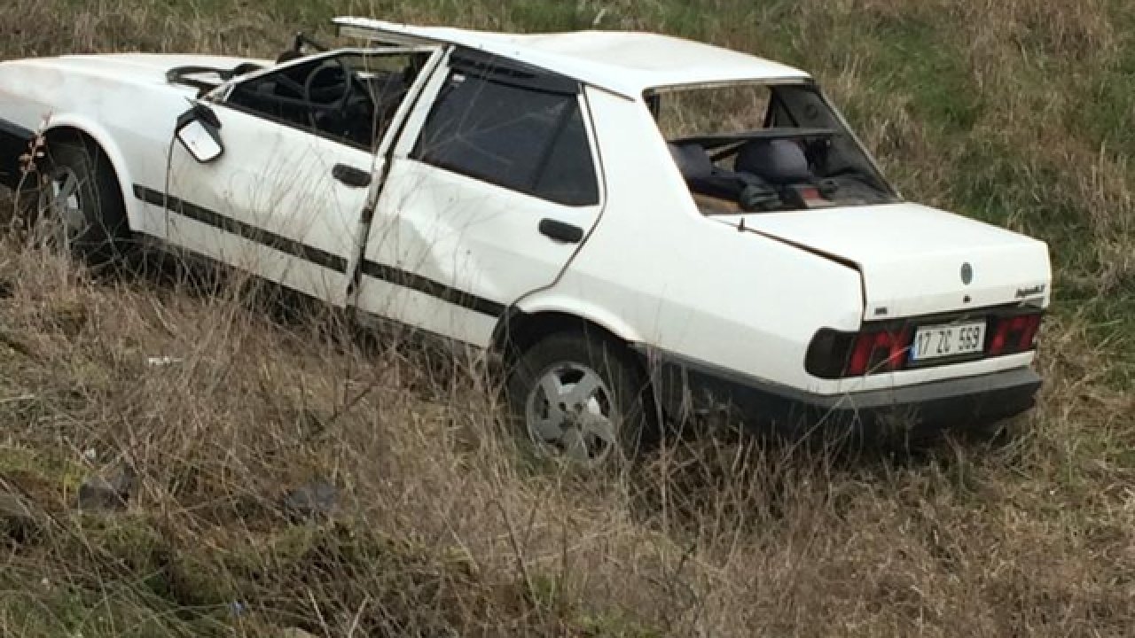 Tarlaya Devrilen Otomobildeki 2 Kişi Yaralandı