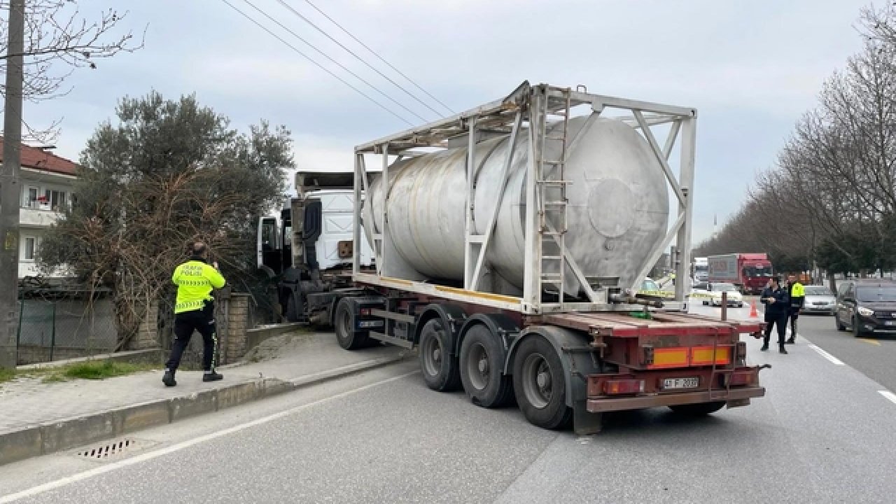 Bahçe Duvarına Çarpan Tırın Sürücüsü Yaralandı