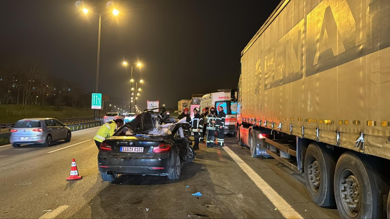 Otomobil Tıra Çarptı: 1 Kişi Öldü, 2 Kişi Yaralandı