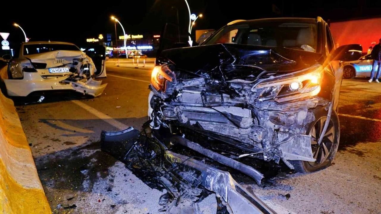 Edirne'de Ciple Otomobil Çarpıştı: 2 Kişi Yaralandı